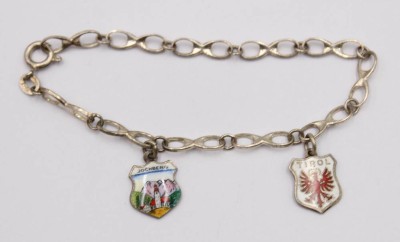 Auktion 374<br>925er Silber-Armband mit 2 Andenkenanhängern in 900er Silber, 6,6gr., ca. L-16cm [1]