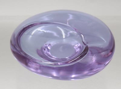 Auktion 374<br>Kunstglas-Ascher, lilafarben, ca. H-4,5cm D-13cm [1]