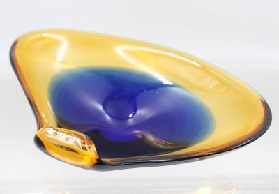Auktion 374<br>schöne Schale, blau/gelb, ca. H-7cm B-24cm [1]