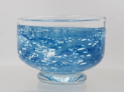 Auktion 374<br>Kunstglas-Schale auf Stand, blau/weiß/klar, ca. H-8,5cm D-11,5cm [1]