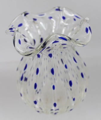 Auktion 374<br>Kunstglasvase, blaue Punkteinschmelzungen, ca. H-14cm [1]