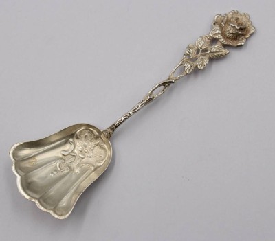 Auktion 374<br>Zuckerschaufel, 835er Silber, Rosenmuster, 12,9gr., L-12cm [1]
