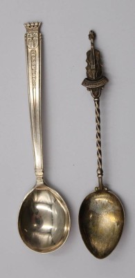 Auktion 374<br>2x kl. Andenkenlöffel, Silber gepr., Rotherdam u. Mittenwald, zus. 22,6gr., L-10,5cm [1]