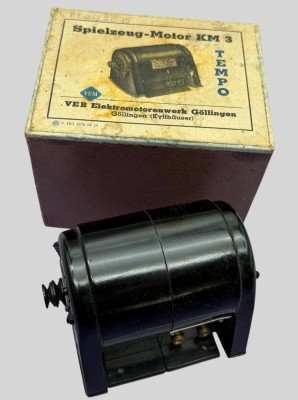 Auktion 374<br>Spielzeug Electromotor KM3 von  Tempo, VEB, DDR in OVP und kl. Transformator Titan Universal in OVP sowie Schwingbügelantrieb in OVP [1]