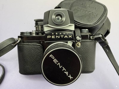 Auktion 374<br>Asahi Pentax SV Spiegelreflexkamera mit Auto-Takumar 1:3.5/35 mm Weitwinkelobjektiv in Tasche, gut erhalten [1]