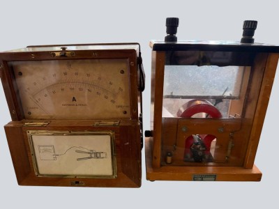 Auktion 374<br>historischer, analoger Amperemeter (Strommessgerät) der Marke Hartmann & Braun in einem tragbaren Holzkasten aus der ersten Hälfte des 20. Jahrhunderts (ca. 1920er Jahre). 20x18x9 cm und Universal-Drehspulinstrument  Fa. PHYWE, um 1950 [1]