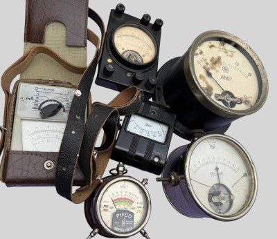 Auktion 374<br>6x div. kleine Strom-Messgeräte, 1x in Ledertasche [1]
