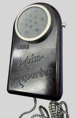 Auktion 374<br>historisches RFT-Mikrofon des Modells „Heimreporter“ aus den 1950er Jahren, hergestellt vom VEB Fernmeldewerk Nordhausen in der DDR. Bakelitgehäuse, gut erhalten [1]
