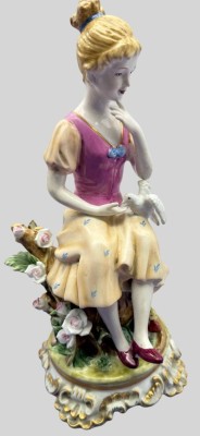 Auktion 374<br>hohe Porzellanfigur, Mädchen mit Taubem bemalt, H-26,5 cm, blaue Schwertermarke?? [1]