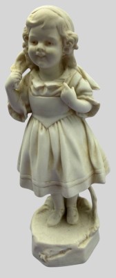 Auktion 374<br>Mädchenfigur  um 1900, H-7,5 cm Bisquitporzellan [1]