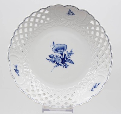 Auktion 374<br>grosse,  runde Durchbruchschale, Meissen, Schwertermarke, blaue Blume, 4 Schleifstriche, ca. H-5,5cm D-24,5cm [1]