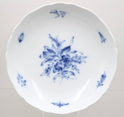 Auktion 374<br>Schale, Meissen, Schwertermarke, Aquatinta, 2 Schleifstriche, ca. H-5,4cm D-25cm [1]