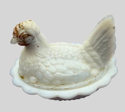 Auktion 374<br>kleine Antike Milchglas- Deckeldose Huhn, sog. Butterhuhn, H-9,5 cm, L-12 cm [1]
