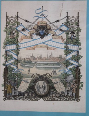 Auktion 375<br>Erinnerungsblatt zur 300-Jahr-Feier der Kaufleute- und Schiffer-Brüderschaft in Stade vom 7. Dezember 1856,  ger./Glas, Blatt eingerissen. RG 75 x 54,5cm [1]