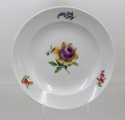 Auktion 375<br>Teller, Meissen, Schwertermarke, Punktzeit, Blumenbemalung, 2 Schleifstriche, D-18cm [1]