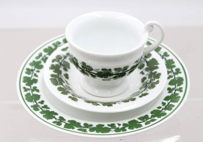 Auktion 375<br>Meissen-Gedeck, Weinlaub, Schwertermarke, Tasse 1. Wahl, Teller je 2 Schleifstriche, Tasse H-6,5cm [1]