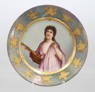 Auktion 375<br>Zierteller, Mandolinenspielerin, Wien, Royal-Vienna-Stil, leider geklebt, ca. D-20cm [1]
