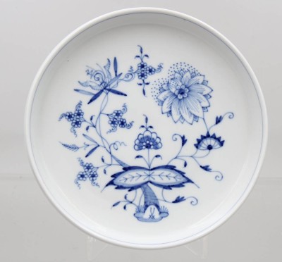 Auktion 375<br>Untersetzer, Meissen, Schwertermarke, Zwiebelmuster, 1 Schleifstrich, ca. H-2,5cm D-15,5cm [1]