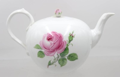 Auktion 375<br>Teekanne um 1920, Meissen, Schwertermarke, Punktzeit, Rote Rose, 2 Schleifstriche, ca. H-13,5cm, Deckelblüte mit kl. Chip [1]
