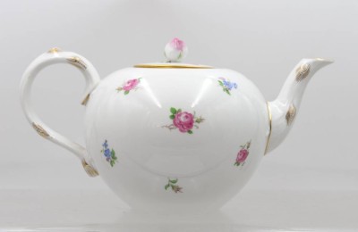 Auktion 375<br>Teekanne, Meissen, Schwertermarke, Streublümchen, 3 Schleifstriche, ca. H-13,5cm [1]