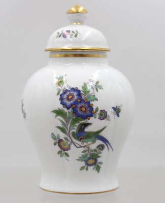 Auktion 375<br>kl. Deckelvase, Meissen, Schwertermarke, 1. Wahl, ind. Blumen, ca. H-14,5cm [1]