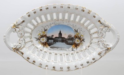Auktion 375<br>Andenkenschale um 1900, Charlottenburg, Durchbrucharbeit, Goldzier berieben, ca. H-5cm , 25,5 x 15,5cm [1]