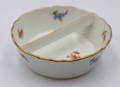 Auktion 375<br>Schale, Meissen, Schwertermarke, 1. Wahl, Streublümchen, ca. H-3,5cm D-10,8cm [1]