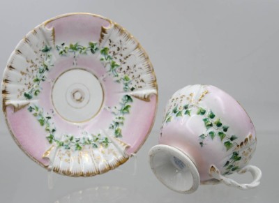 Auktion 375<br>Relieftasse um 1850, Schmeisser Porzellan Manufaktur, ca. H-6,7cm, teilw. berieben [1]