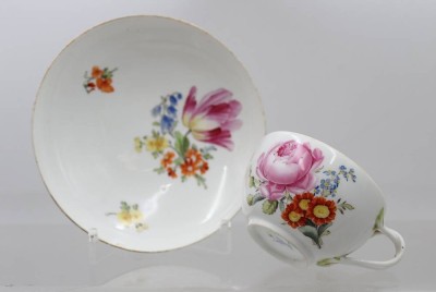 Auktion 375<br>antike Tasse mit U.T., Meissen, Schwertermarke, Blumenbemalung, 19. Jhd.,  Altersspuren, 1x Restauration, ca. H-4,5cm [1]