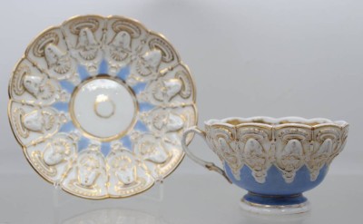 Auktion 375<br>antikes Prunkgedeck ,Meissener Porzellan, ca. 1820-1840, reliefiert und Goldzier (berieben), 1. Wahl, ca. H-6,3cm [1]