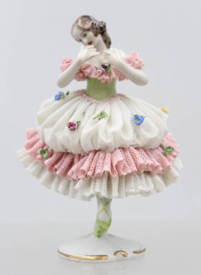 Auktion 375<br>Porzellanfigur tanzende Ballerina, Älteste Volkstedt, Spitzenkleid dieses mit kleinen Chips, ca. H-15,5cm [1]