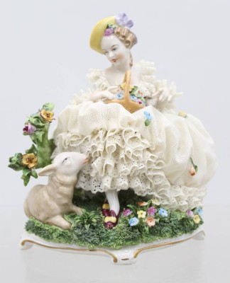 Auktion 375<br>Blumenmädchen, Unterweissbach, aufwendiges Spitzenkleid,  Rückseitig beschädigt, ca. H-16cm B-13cm [1]