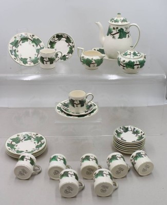 Auktion 375<br>Rest-Mokkaservice, Wedgwood, Napoleon Ivy, Weinlaub, Mokkakern, 9x Tassen mit U.T., 6x kl. Teller, kl. Tablett, Kanne H-18cm Tassen ca. H-6cm [1]