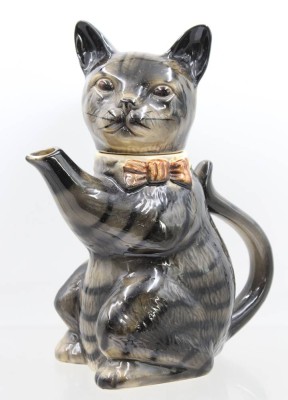 Auktion 375<br>Scherkanne, Tony Wood Studio, Pussy Foot, Unterglasurfarben. ca. H-24,5cm [1]