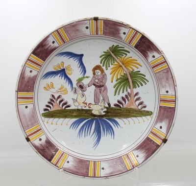 Auktion 375<br>gr. polychrom bemalter Fayence-Teller, wohl 18. Jhd., Altrissig, D-34,5cm [1]