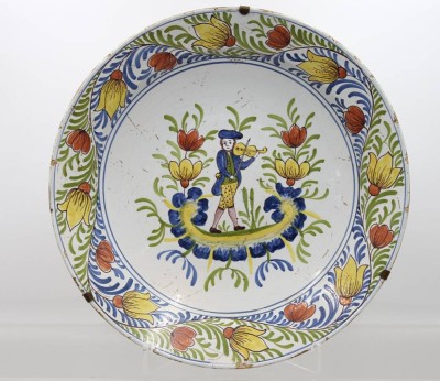 Auktion 375<br>gr. polychrom bemalter Fayence-Teller, 18. Jhd., verso Blaumarke ?, Altersspuren, ca. D-34,5cm [1]