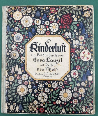 Auktion 375<br>Kinderlust. Ein Bilderbuch.,Holst, Adolf und Cora Lauzil (Illus.): Verlag: Leipzig/A. Anton & Co., 1921, 6 Bll., unpag., mit z. T. ganzseitigen, mehrfarbigen Illustrationen , 25x21 cm [1]