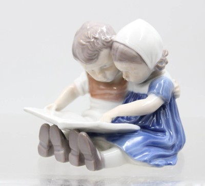 Auktion 375<br>Lesende Kinder, Bing & Gröndahl, Modellnummer 1567, Entw. Ingeborg Plockross Irminger, ca. H-9cm [1]