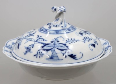 Auktion 375<br>Deckelterrine, Stadt Meissen, Zwiebelmuster, Brandfehler, ca. H-15cm D-27cm [1]