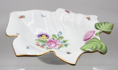 Auktion 375<br>Blattschale mit Goldrand und einem floralen Blumenbouquet, Herend, ca. H-7,5cm B-26cm L-24cm [1]