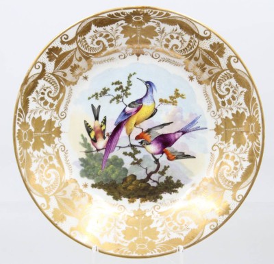 Auktion 375<br>Zierteller mit Paradiesvogelbemalung, wohl Richard Dodson, Derby ca.1815, kl. Altriss, ca. D-23,5cm [1]