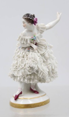 Auktion 375<br>Tänzerin in Spitzenkleid, Älteste Volkstedt,  Kleid bestossen, ca. H-12cm [1]