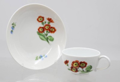Auktion 375<br>Tasse mit U.T., Meissen Schwertermarke, Knaufzeit, florale Bemalung,  je 2 Schleifstriche, Tasse H-4,6cm [1]