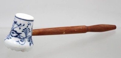 Auktion 375<br>Fleischklopfer, um 1900, Zwiebelmuster, Holz lose, ca. L-31cm [1]