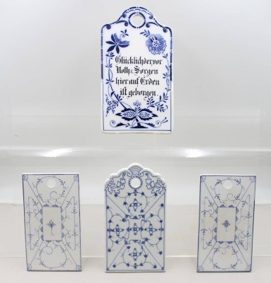Auktion 375<br>4x div. ältere Frühstücksbretter, 3x Strohblume und 1x Zwiebelmuster mit christ. Spruch, ca. 26,5 x 15cm und  20 x 11cm [1]