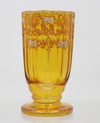 Auktion 375<br>Fußbecher aus bernsteinfarbenem Glas, Emaillemalerei, ca. H-14cm [1]