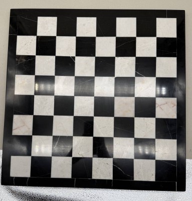 Auktion 375<br>massives Steinschach mit grossen Stein-Spielfeld. wohl Südamerika, 43x43 cm,  32 Figuren, H-König-12,5 cm [1]
