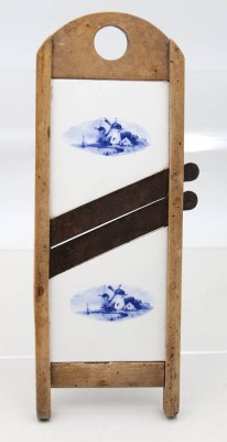 Auktion 375<br>antiker Gemüsehobel, Keramikeinsätze in Delfter Art, wohl um 1900, 37 x 15cm,. Holz wurmstichig [1]