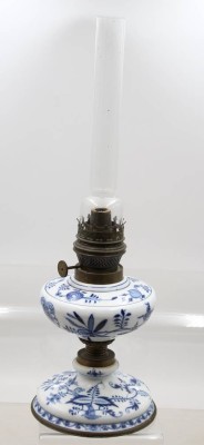 Auktion 375<br>Petroleum-Lampe um 1900, Porzellankorpus, Zwiebelmuster, Meissen ?, ca.H-50cm [1]