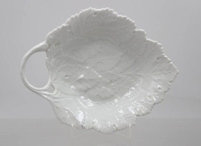 Auktion 375<br>Blattschale, Fürstenberg, Weißporzellan, 2x kl. Chips, ca. H-4cm, 22 x 17cm [1]